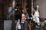 Amsterdam 23 januari 2021
Merel Westrik koopt kleding bij Suitsudio op de cornelis schuytstraat. Merel is 5 maanden zwanger . Ze komt met haar styliste en worden door twee verkopers geholpen.