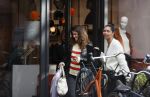 Amsterdam 23 januari 2021
Merel Westrik koopt kleding bij Suitsudio op de cornelis schuytstraat. Merel is 5 maanden zwanger . Ze komt met haar styliste en worden door twee verkopers geholpen.