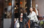 Amsterdam 23 januari 2021
Merel Westrik koopt kleding bij Suitsudio op de cornelis schuytstraat. Merel is 5 maanden zwanger . Ze komt met haar styliste en worden door twee verkopers geholpen.