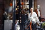 Amsterdam 23 januari 2021
Merel Westrik koopt kleding bij Suitsudio op de cornelis schuytstraat. Merel is 5 maanden zwanger . Ze komt met haar styliste en worden door twee verkopers geholpen.
