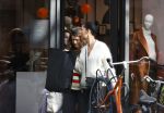 Amsterdam 23 januari 2021
Merel Westrik koopt kleding bij Suitsudio op de cornelis schuytstraat. Merel is 5 maanden zwanger . Ze komt met haar styliste en worden door twee verkopers geholpen.