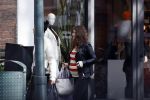Amsterdam 23 januari 2021
Merel Westrik koopt kleding bij Suitsudio op de cornelis schuytstraat. Merel is 5 maanden zwanger . Ze komt met haar styliste en worden door twee verkopers geholpen.