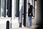 Aalsmeer 13 januari 2021
Nick Dijkman aan de deur bij Bonnie st Claire.
Haar man Arne Jan Jongebloed doet boodschappen