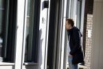 Aalsmeer 13 januari 2021
Nick Dijkman aan de deur bij Bonnie st Claire.
Haar man Arne Jan Jongebloed doet boodschappen