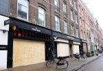 Amsterdam 27 januari 2021
Alle winkels in de pc hooftstraat zijn af getimmerd met hout ivm de verwachtte rellen en plunderingen.