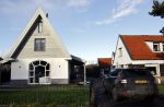 Schoorl 2 januari 2020Sonja Bakker en barry v Suijdam met hun hond op het strand.