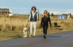 Schoorl 2 januari 2020Sonja Bakker en barry v Suijdam met hun hond op het strand.