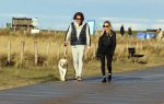 Schoorl 2 januari 2020Sonja Bakker en barry v Suijdam met hun hond op het strand.