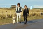 Schoorl 2 januari 2020Sonja Bakker en barry v Suijdam met hun hond op het strand.