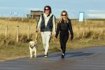 Schoorl 2 januari 2020Sonja Bakker en barry v Suijdam met hun hond op het strand.