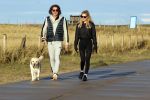 Schoorl 2 januari 2020Sonja Bakker en barry v Suijdam met hun hond op het strand.