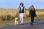 Schoorl 2 januari 2020Sonja Bakker en barry v Suijdam met hun hond op het strand.