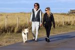 Schoorl 2 januari 2020Sonja Bakker en barry v Suijdam met hun hond op het strand.