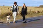 Schoorl 2 januari 2020Sonja Bakker en barry v Suijdam met hun hond op het strand.