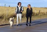 Schoorl 2 januari 2020Sonja Bakker en barry v Suijdam met hun hond op het strand.