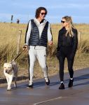 Schoorl 2 januari 2020Sonja Bakker en barry v Suijdam met hun hond op het strand.