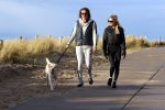 Schoorl 2 januari 2020Sonja Bakker en barry v Suijdam met hun hond op het strand.