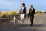 Schoorl 2 januari 2020Sonja Bakker en barry v Suijdam met hun hond op het strand.