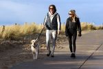 Schoorl 2 januari 2020Sonja Bakker en barry v Suijdam met hun hond op het strand.