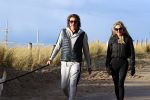 Schoorl 2 januari 2020Sonja Bakker en barry v Suijdam met hun hond op het strand.