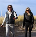 Schoorl 2 januari 2020Sonja Bakker en barry v Suijdam met hun hond op het strand.