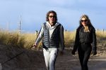 Schoorl 2 januari 2020Sonja Bakker en barry v Suijdam met hun hond op het strand.