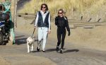 Schoorl 2 januari 2020Sonja Bakker en barry v Suijdam met hun hond op het strand.