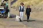 Schoorl 2 januari 2020Sonja Bakker en barry v Suijdam met hun hond op het strand.