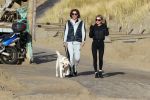 Schoorl 2 januari 2020Sonja Bakker en barry v Suijdam met hun hond op het strand.