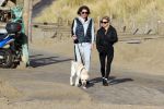 Schoorl 2 januari 2020Sonja Bakker en barry v Suijdam met hun hond op het strand.