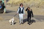 Schoorl 2 januari 2020Sonja Bakker en barry v Suijdam met hun hond op het strand.
