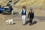 Schoorl 2 januari 2020Sonja Bakker en barry v Suijdam met hun hond op het strand.