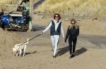 Schoorl 2 januari 2020Sonja Bakker en barry v Suijdam met hun hond op het strand.