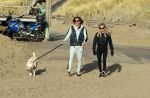 Schoorl 2 januari 2020Sonja Bakker en barry v Suijdam met hun hond op het strand.