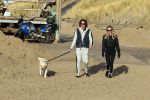 Schoorl 2 januari 2020Sonja Bakker en barry v Suijdam met hun hond op het strand.