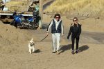 Schoorl 2 januari 2020Sonja Bakker en barry v Suijdam met hun hond op het strand.