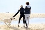 Schoorl 2 januari 2020Sonja Bakker en barry v Suijdam met hun hond op het strand.