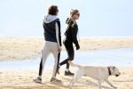 Schoorl 2 januari 2020Sonja Bakker en barry v Suijdam met hun hond op het strand.