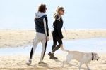 Schoorl 2 januari 2020Sonja Bakker en barry v Suijdam met hun hond op het strand.