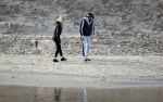 Schoorl 2 januari 2020Sonja Bakker en barry v Suijdam met hun hond op het strand.