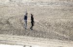 Schoorl 2 januari 2020Sonja Bakker en barry v Suijdam met hun hond op het strand.