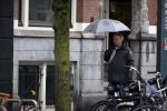 Amsterdam 28 januari 2021
Tom Egbers wandelend in de regen door Amsterdam zuid .