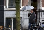 Amsterdam 28 januari 2021
Tom Egbers wandelend in de regen door Amsterdam zuid .