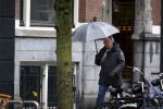 Amsterdam 28 januari 2021
Tom Egbers wandelend in de regen door Amsterdam zuid .