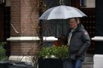Amsterdam 28 januari 2021
Tom Egbers wandelend in de regen door Amsterdam zuid .