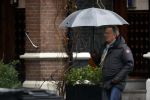 Amsterdam 28 januari 2021
Tom Egbers wandelend in de regen door Amsterdam zuid .