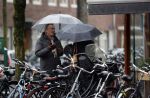Amsterdam 28 januari 2021
Tom Egbers wandelend in de regen door Amsterdam zuid . Op de beethovenstraat staat hij te kletsen met een kennis