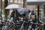 Amsterdam 28 januari 2021
Tom Egbers wandelend in de regen door Amsterdam zuid . Op de beethovenstraat staat hij te kletsen met een kennis