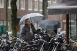 Amsterdam 28 januari 2021
Tom Egbers wandelend in de regen door Amsterdam zuid . Op de beethovenstraat staat hij te kletsen met een kennis