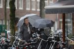 Amsterdam 28 januari 2021
Tom Egbers wandelend in de regen door Amsterdam zuid . Op de beethovenstraat staat hij te kletsen met een kennis